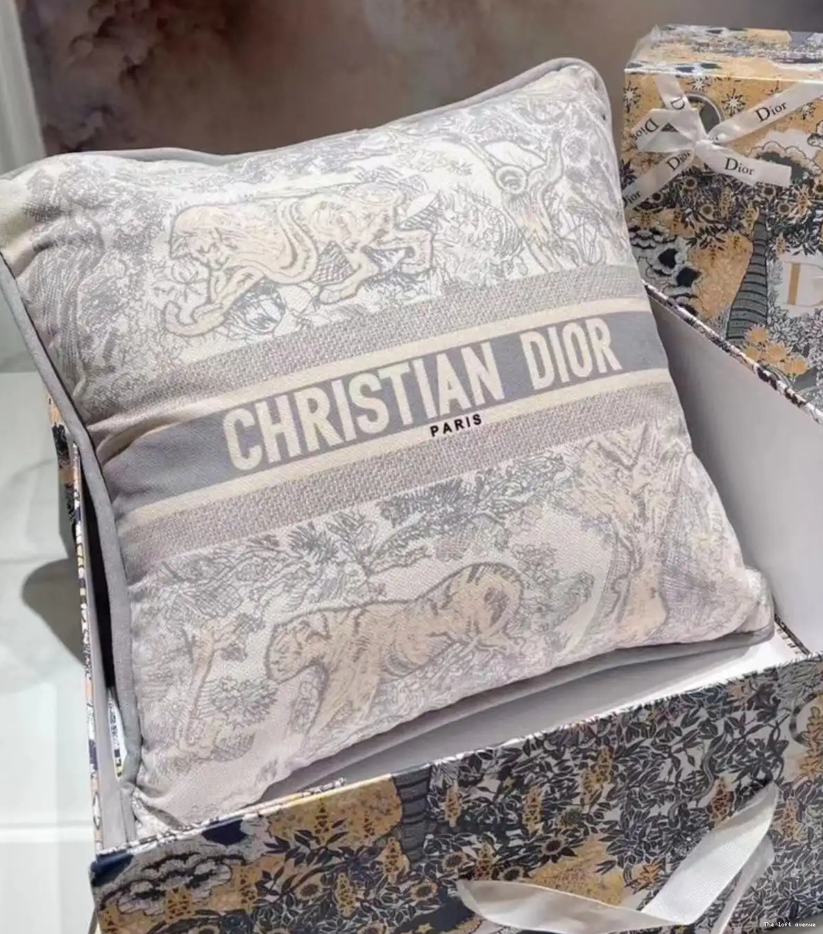 PILLOW THROW GREY CHRISTIAN 0618